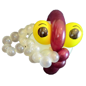 Hier ist eine Ballonfigur in Form eines Fisches zu sehen. Ein weißer Körper, große gelbe Augen und kleine transparente Luftblasen sind zu sehen.