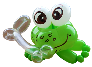 Hier ist ein Frosch abgebildet. Er hat einen grünen Körper. Man sieht große weiße runde Augen und ein lachendes Gesicht. Mit transparenten länglichen Ballons werden Luftblasen nachgebildet.