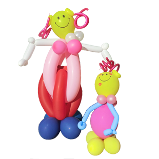Hier sind zwei Ballonfiguren zu sehen. Wir nennen sie Paul und Pauline. Paul ist die größere und schlankere Figur von Beiden. Hergestellt aus vorwiegend länglichen Ballons. Nur der Kopf hat einen gelben runden Ballon. Pauline ist gedrungener. Sie besteht vorwiegend aus runden Ballons.
